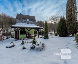 Ponúkame Vám na predaj krásnu murovanú dvojpodlažnú chatu v Košickej Novej Vsi.