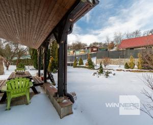 Ponúkame Vám na predaj krásnu murovanú dvojpodlažnú chatu v Košickej Novej Vsi.