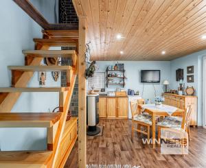 Ponúkame Vám na predaj krásnu murovanú dvojpodlažnú chatu v Košickej Novej Vsi.