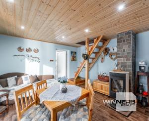 Ponúkame Vám na predaj krásnu murovanú dvojpodlažnú chatu v Košickej Novej Vsi.