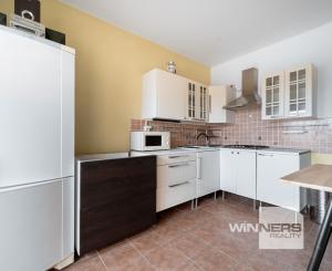 Ponúkame Vám priestranný 4i byt s loggiou na 7. poschodí na sídlisku KVP – Klimkovičova ul.