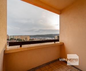 Ponúkame Vám priestranný 4i byt s loggiou na 7. poschodí na sídlisku KVP – Klimkovičova ul.