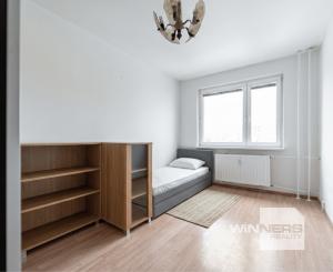 Ponúkame Vám priestranný 4i byt s loggiou na 7. poschodí na sídlisku KVP – Klimkovičova ul.