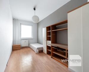 Ponúkame Vám priestranný 4i byt s loggiou na 7. poschodí na sídlisku KVP – Klimkovičova ul.