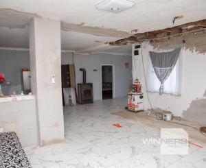 EXKLUZÍVNE vám ponúkame na predaj  rodinný dom v pôvodnom stave v obci Karcsa (Maďarsko)