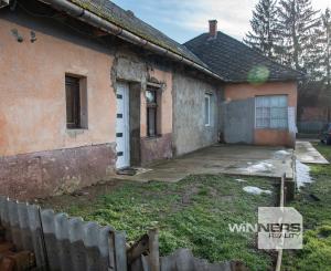 EXKLUZÍVNE vám ponúkame na predaj  rodinný dom v pôvodnom stave v obci Karcsa (Maďarsko)