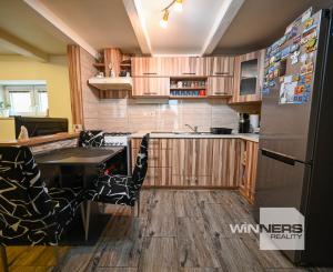 PREDAJ, INVESTIČNÁ NEHNUTEĽNOSŤ S OKAMŽITÝM VÝNOSOM, RODINNÝ DOM – 3 BYTOVÉ JEDNOTKY POD JEDNOU STRECHOU, Hlohovec