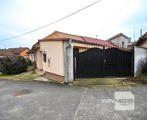 PREDAJ, INVESTIČNÁ NEHNUTEĽNOSŤ S OKAMŽITÝM VÝNOSOM, RODINNÝ DOM – 3 BYTOVÉ JEDNOTKY POD JEDNOU STRECHOU, Hlohovec