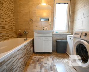 PREDAJ, INVESTIČNÁ NEHNUTEĽNOSŤ S OKAMŽITÝM VÝNOSOM, RODINNÝ DOM – 3 BYTOVÉ JEDNOTKY POD JEDNOU STRECHOU, Hlohovec