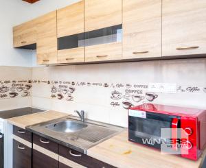 REZERVOVANÉ - 1-izbový byt po rekonštrukcii - Sečovce, Obchodná ulica, 31 m2!