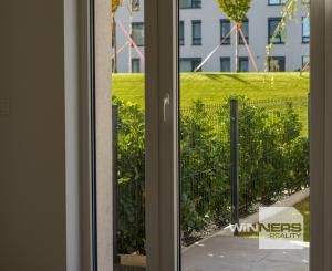 NA PREDAJ NOVOSTAVBA 2-izbový byt 62,38m2 s predzáhradkou, pivnicou a park. státím v projekte Prúdy, ul. Včelárska Trnava