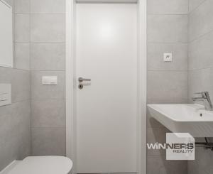 NA PREDAJ NOVOSTAVBA 2-izbový byt 62,38m2 s predzáhradkou, pivnicou a park. státím v projekte Prúdy, ul. Včelárska Trnava