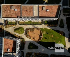 NA PREDAJ NOVOSTAVBA 2-izbový byt 62,38m2 s predzáhradkou, pivnicou a park. státím v projekte Prúdy, ul. Včelárska Trnava