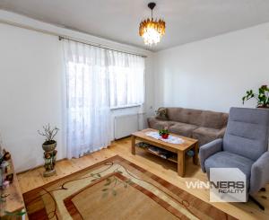 Exkluzívne Vám ponúkame na predaj 3 izbový byt s loggiou a záhradkou v Kamenici nad Cirochou.