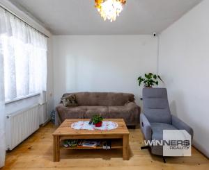 Exkluzívne Vám ponúkame na predaj 3 izbový byt s loggiou a záhradkou v Kamenici nad Cirochou.