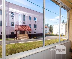 Exkluzívne Vám ponúkame na predaj 3 izbový byt s loggiou a záhradkou v Kamenici nad Cirochou.