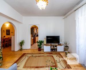 Exkluzívne Vám ponúkame na predaj 3 izbový byt s loggiou a záhradkou v Kamenici nad Cirochou.