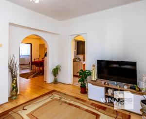 Exkluzívne Vám ponúkame na predaj 3 izbový byt s loggiou a záhradkou v Kamenici nad Cirochou.