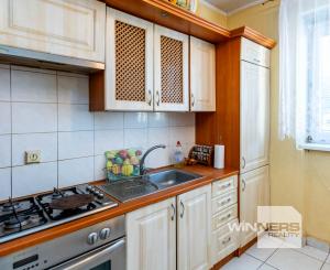 Exkluzívne Vám ponúkame na predaj 3 izbový byt s loggiou a záhradkou v Kamenici nad Cirochou.