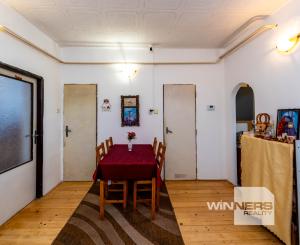 Exkluzívne Vám ponúkame na predaj 3 izbový byt s loggiou a záhradkou v Kamenici nad Cirochou.