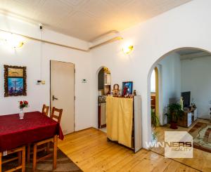 Exkluzívne Vám ponúkame na predaj 3 izbový byt s loggiou a záhradkou v Kamenici nad Cirochou.