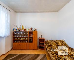 Exkluzívne Vám ponúkame na predaj 3 izbový byt s loggiou a záhradkou v Kamenici nad Cirochou.