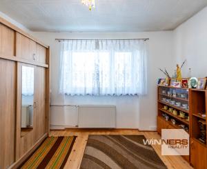 Exkluzívne Vám ponúkame na predaj 3 izbový byt s loggiou a záhradkou v Kamenici nad Cirochou.