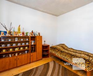 Exkluzívne Vám ponúkame na predaj 3 izbový byt s loggiou a záhradkou v Kamenici nad Cirochou.