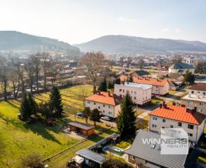 Exkluzívne Vám ponúkame na predaj 3 izbový byt s loggiou a záhradkou v Kamenici nad Cirochou.