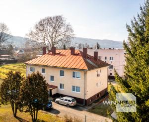 Exkluzívne Vám ponúkame na predaj 3 izbový byt s loggiou a záhradkou v Kamenici nad Cirochou.