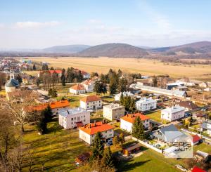 Exkluzívne Vám ponúkame na predaj 3 izbový byt s loggiou a záhradkou v Kamenici nad Cirochou.
