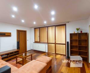 Exkluzívne Vám ponúkame na prenájom 3 izbový byt s loggiou   v Humennom.