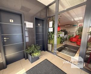 Ponúkane  na prenájom multifunkčný obchodno-administratívny priestor vo Vranove nad Topľou.