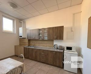 Ponúkane na prenájom priestranný obchodno-skladový priestor na Budovateľskej ulici vo Vranove nad Topľou