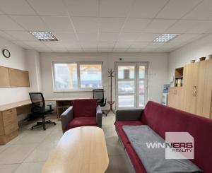 Ponúkane na prenájom priestranný obchodno-skladový priestor na Budovateľskej ulici vo Vranove nad Topľou