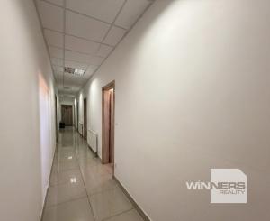 Ponúkane na prenájom priestranný obchodno-skladový priestor na Budovateľskej ulici vo Vranove nad Topľou