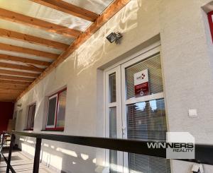 Ponúkane na prenájom priestranný obchodno-skladový priestor na Budovateľskej ulici vo Vranove nad Topľou