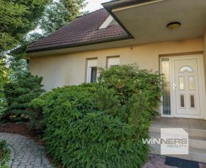 Ponúkame na predaj priestranný rodinný dom 456,06m2 s bazénom v tichej ulici, blízko centra Stupavy