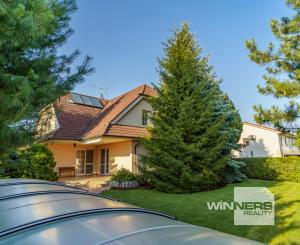 Ponúkame na predaj priestranný rodinný dom 456,06m2 s bazénom v tichej ulici, blízko centra Stupavy