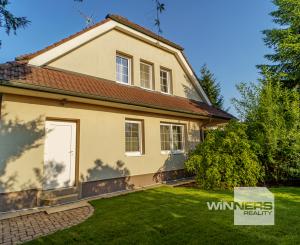 Ponúkame na predaj priestranný rodinný dom 456,06m2 s bazénom v tichej ulici, blízko centra Stupavy