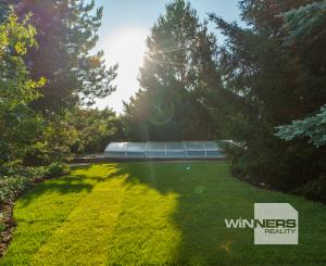 Ponúkame na predaj priestranný rodinný dom 456,06m2 s bazénom v tichej ulici, blízko centra Stupavy