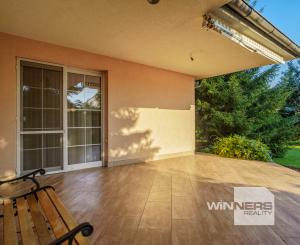 Ponúkame na predaj priestranný rodinný dom 456,06m2 s bazénom v tichej ulici, blízko centra Stupavy