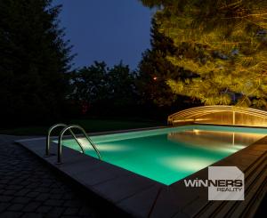 Ponúkame na predaj priestranný rodinný dom 456,06m2 s bazénom v tichej ulici, blízko centra Stupavy