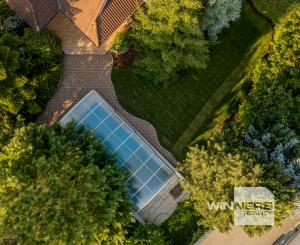 Ponúkame na predaj priestranný rodinný dom 456,06m2 s bazénom v tichej ulici, blízko centra Stupavy