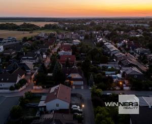 Ponúkame na predaj priestranný rodinný dom 456,06m2 s bazénom v tichej ulici, blízko centra Stupavy
