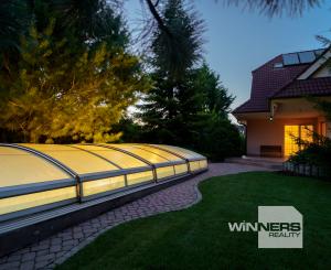 Ponúkame na predaj priestranný rodinný dom 456,06m2 s bazénom v tichej ulici, blízko centra Stupavy