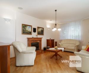 Ponúkame na predaj priestranný rodinný dom 456,06m2 s bazénom v tichej ulici, blízko centra Stupavy