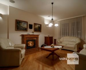 Ponúkame na predaj priestranný rodinný dom 456,06m2 s bazénom v tichej ulici, blízko centra Stupavy