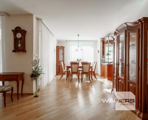 Ponúkame na predaj priestranný rodinný dom 456,06m2 s bazénom v tichej ulici, blízko centra Stupavy