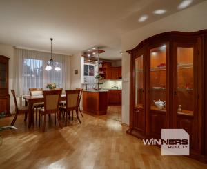 Ponúkame na predaj priestranný rodinný dom 456,06m2 s bazénom v tichej ulici, blízko centra Stupavy